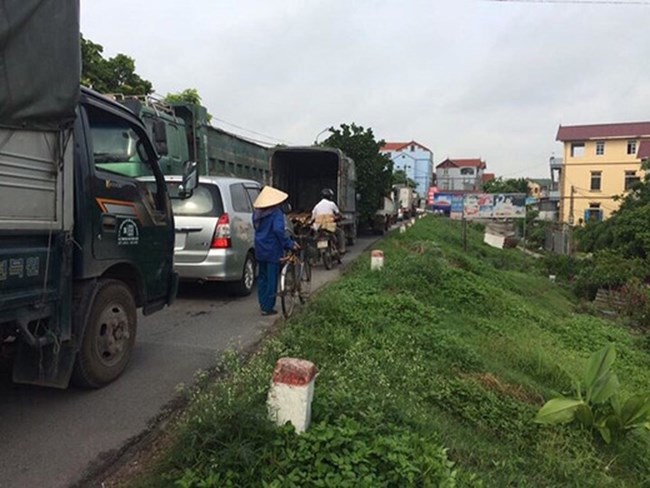 Bắc Ninh, đường đê oằn mình vì xe né trạm thu phí (8/6/2018)